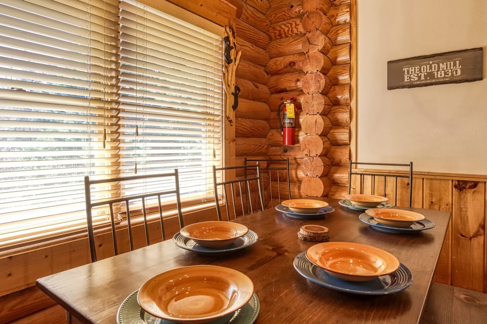 Cabin in the Smoky Mountains "Another Day Inn Bearadise" - Dining table