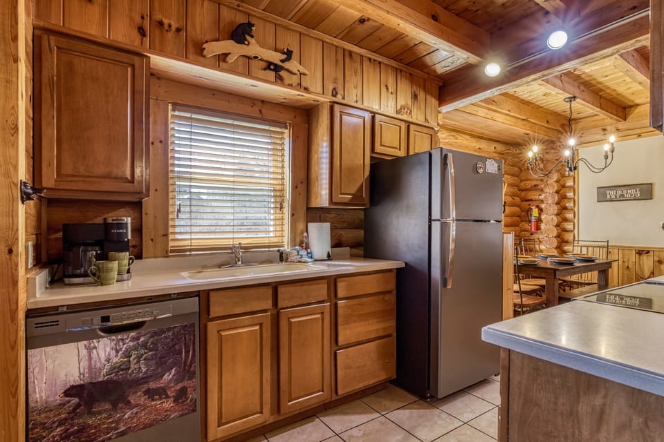 Cabin in the Smokies "Another Day Inn Bearadise" - Fully furnished kitchen