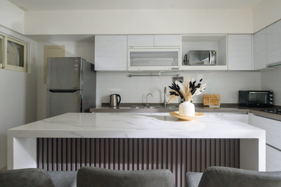 Fully Equipped Kitchen w/ Cooking & Dining Essentials
