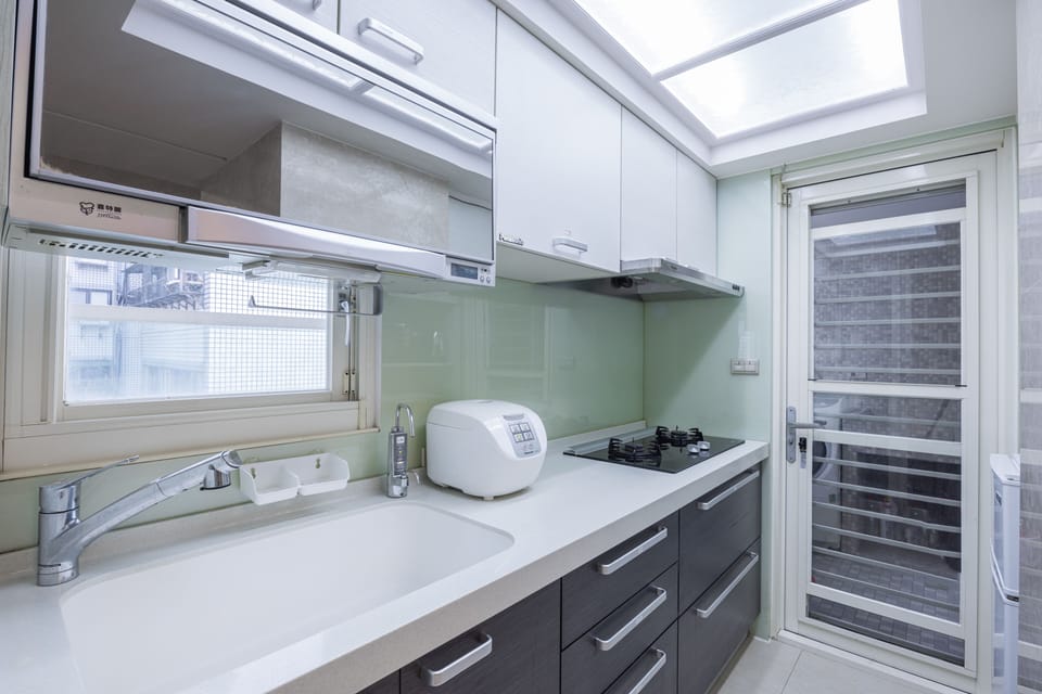 Fully Equipped Kitchen w/ Cooking & Dining Essentials