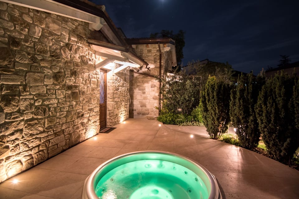 Outdoor spa tub