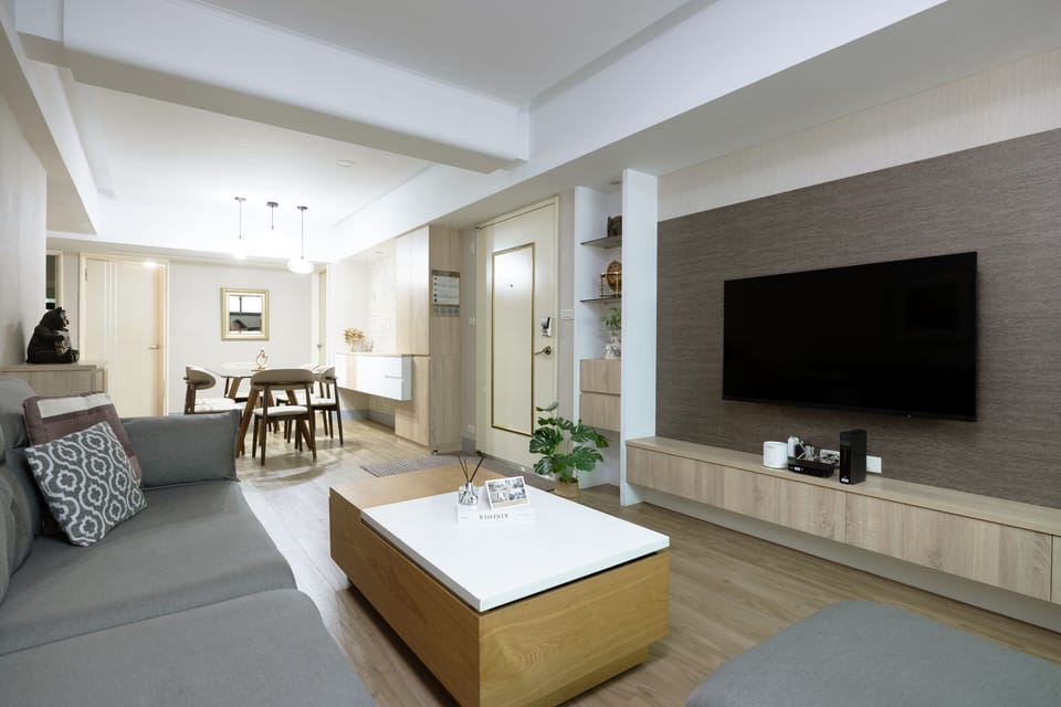 Comfy Living Room: 
• 50" TV 
• Desk & Office Chair
• Open Space w/ Dining Area