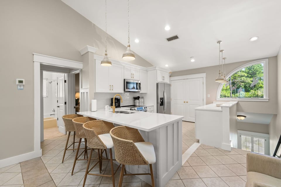 Breakfast Bar and Kitchen