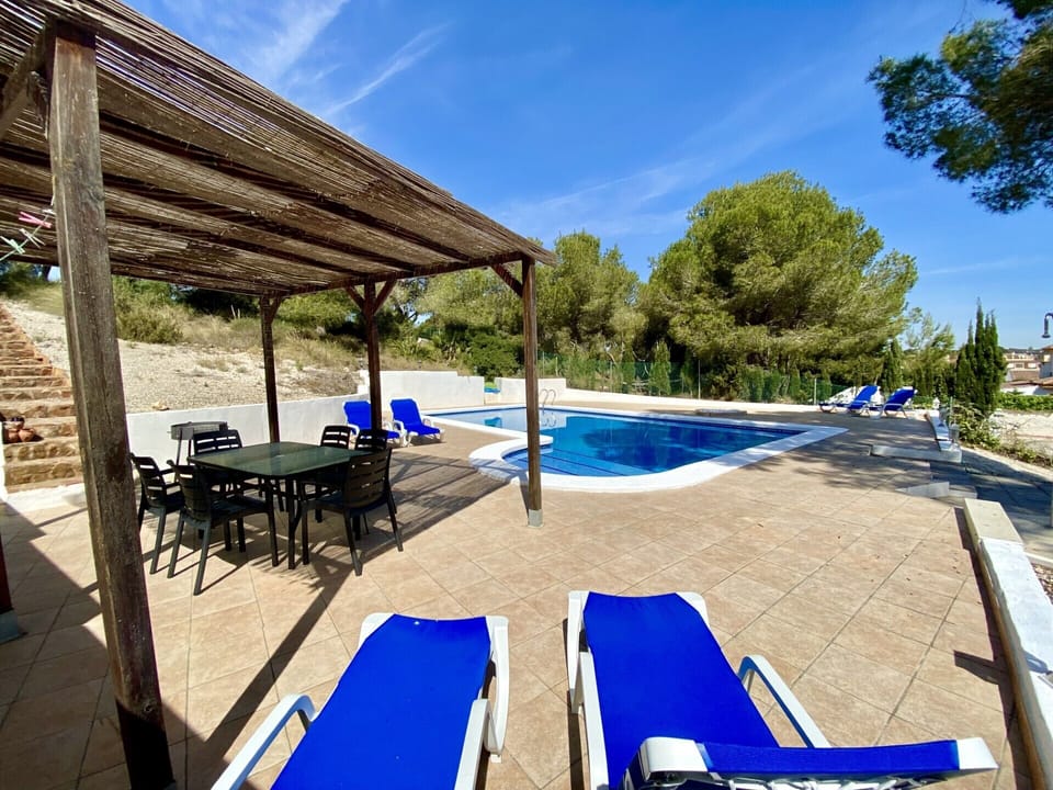 Private pool & garden 