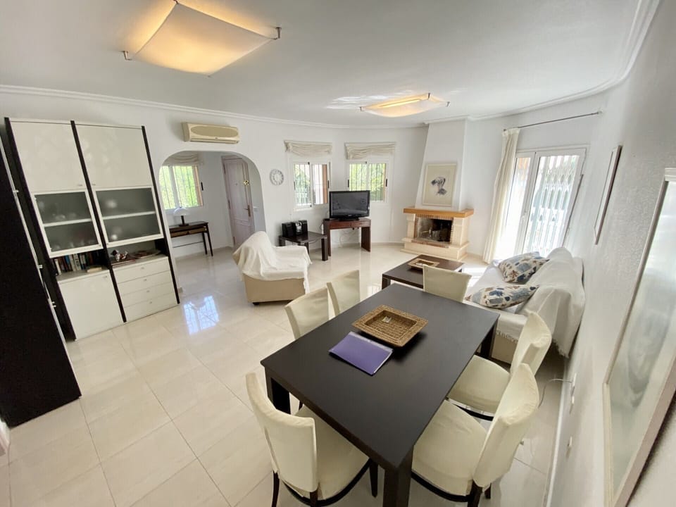 Lounge / Dining room with Air con + Fiber WIFI + Smart TV