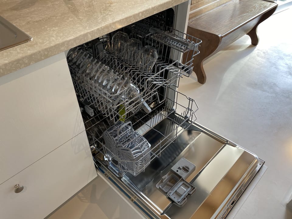 Dish washer