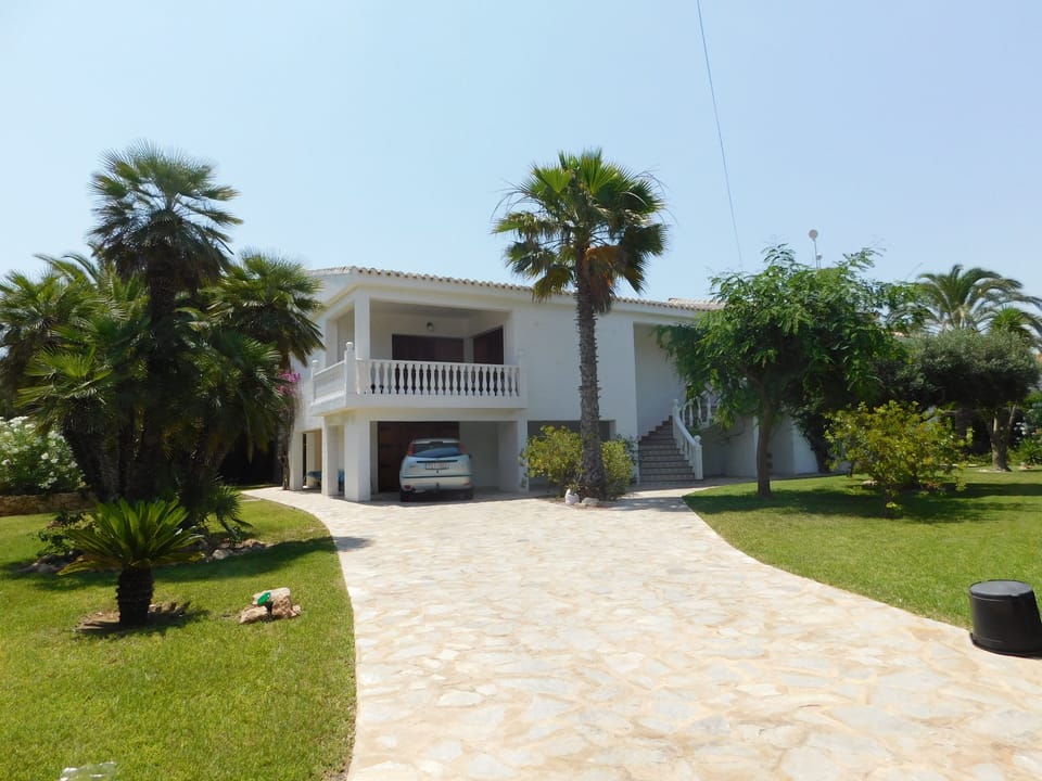 Entrance drive way with parking area 