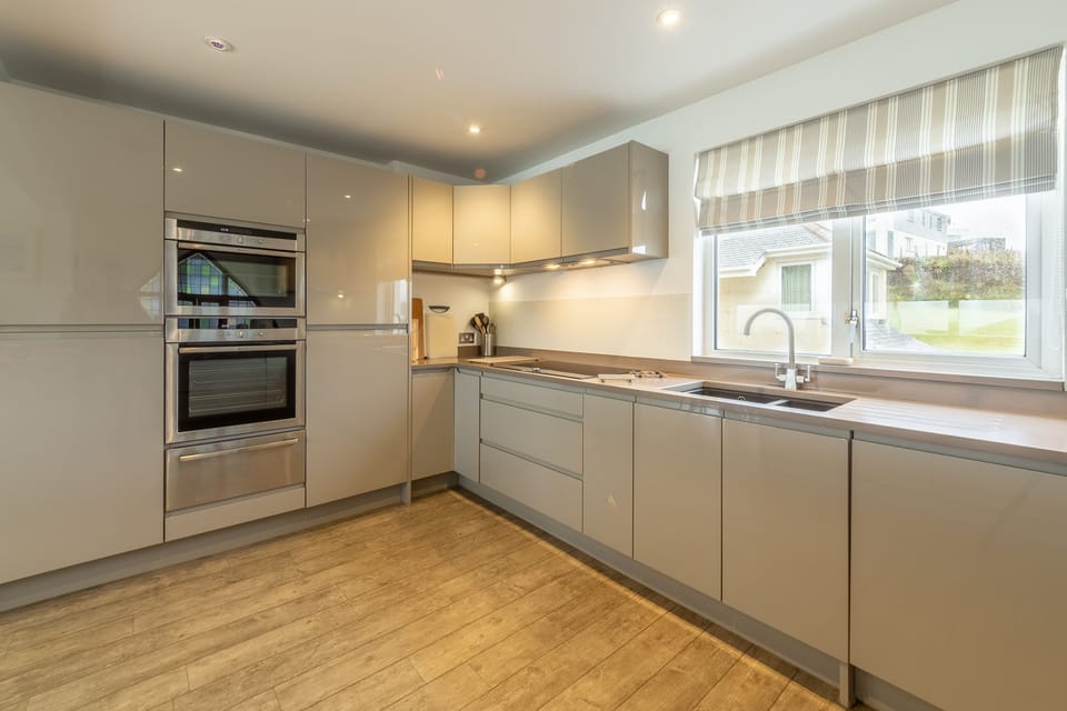 Lower ground floor: Well equipped kitchen with high gloss units