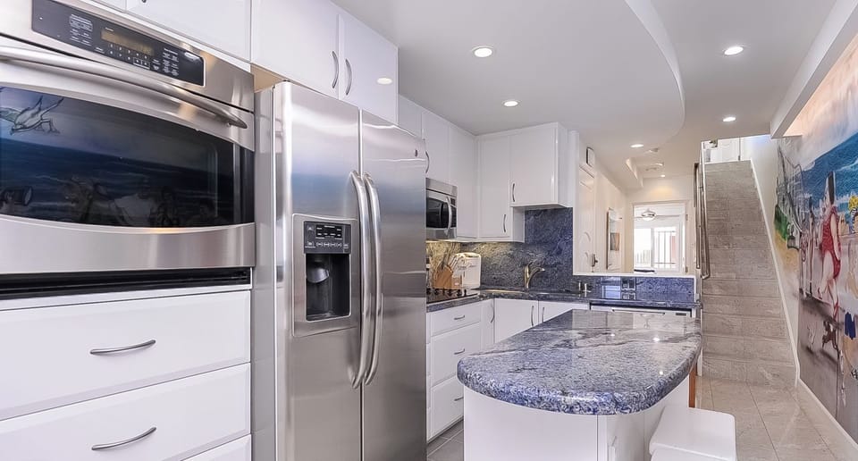 Kitchen w/island
