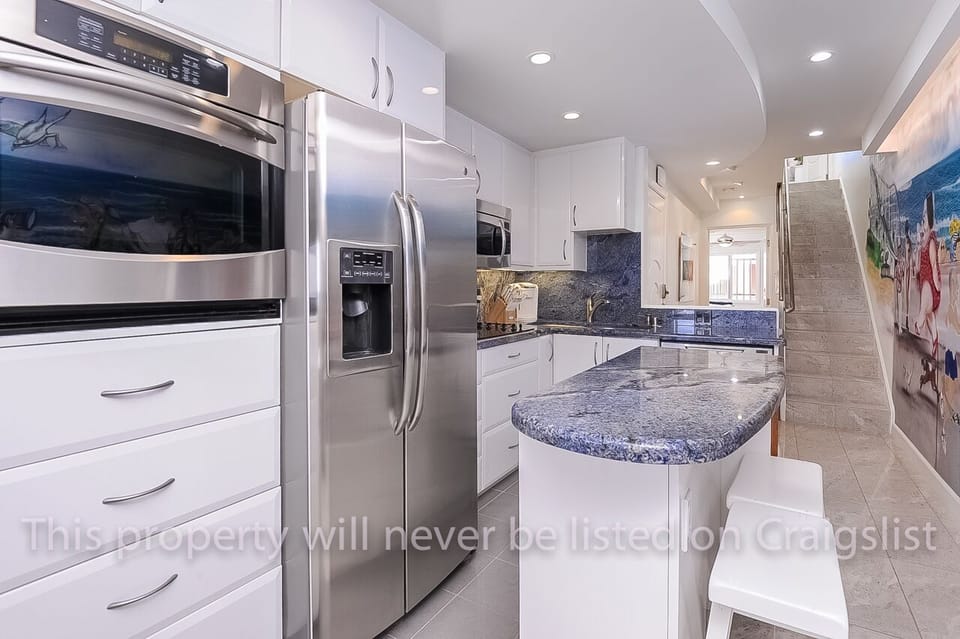 Kitchen w/island