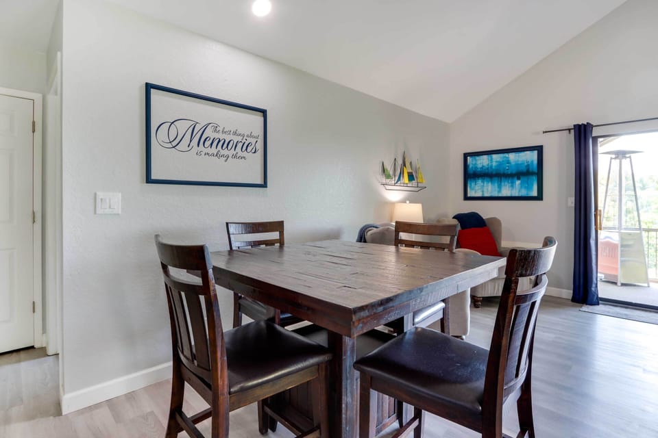 Dining Area | Dishes & Flatware Provided