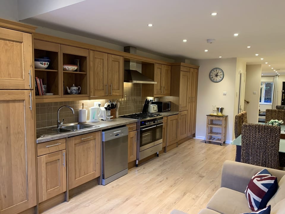Fully equipped kitchen w/washer, dryer, d/w, gas hob, elec oven, fridge/freezer