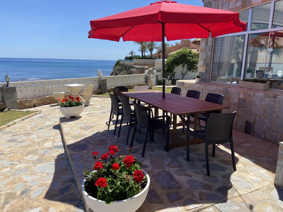 outdoor Dining area (additional table & chairs available upto 12 guests )
