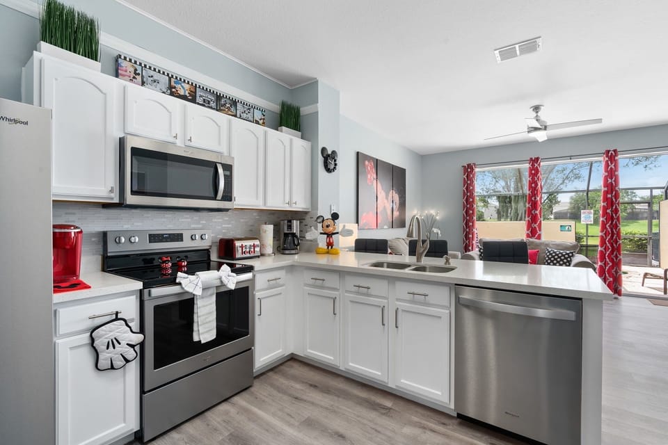 Full service kitchen boasted with stainless steel appliances and quartz countertops. Chef up your favorite homestyle dish or Disney treat!