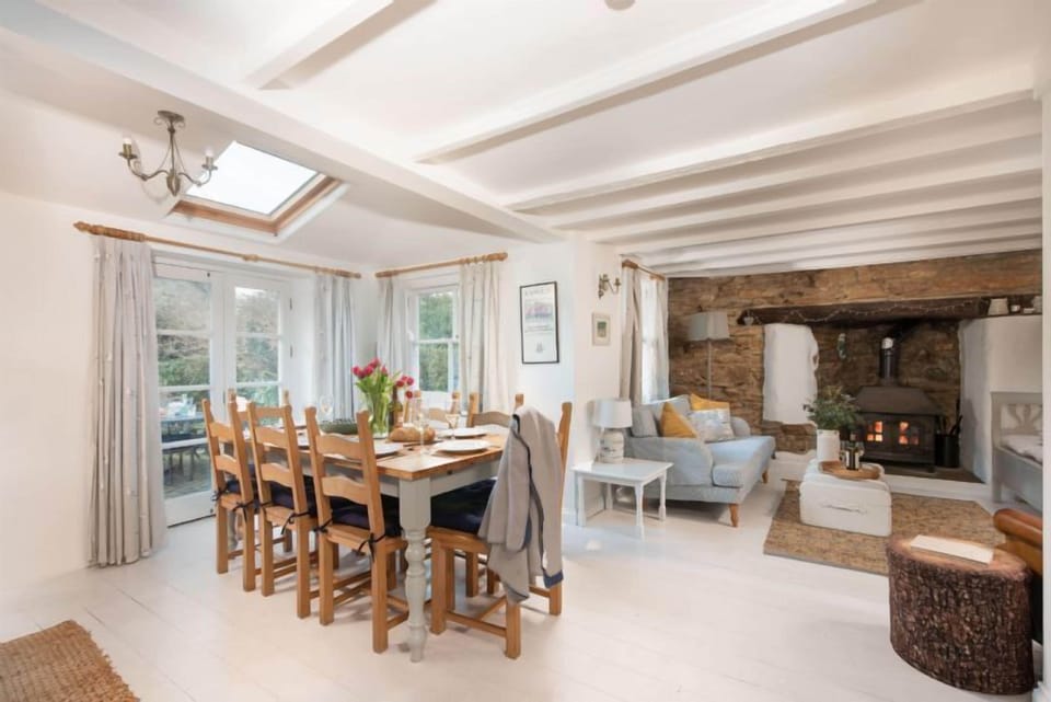 Roseneath, St Agnes. Ground floor: Dining area with table and seating for eight