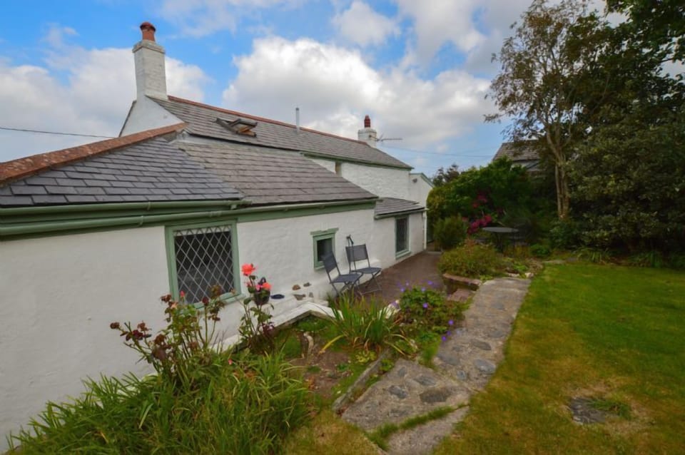 Scrumbles Hollow, St Agnes. A delightful garden which is enclosed and south facing with garden furniture