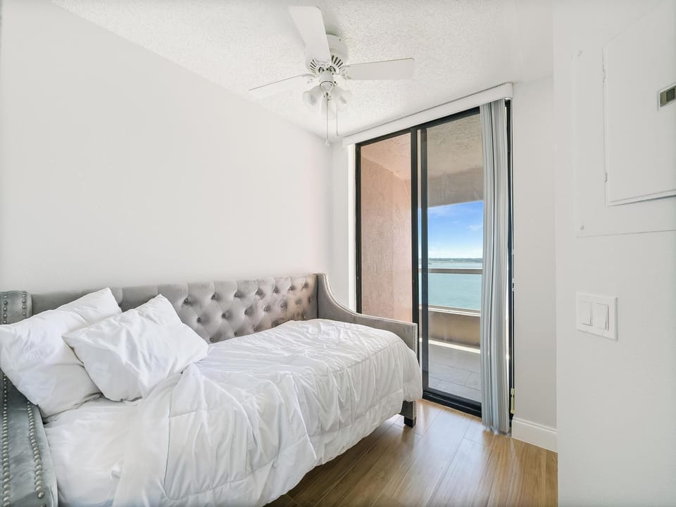 Twin Bedroom With Intracoastal East Facing Balcony 
