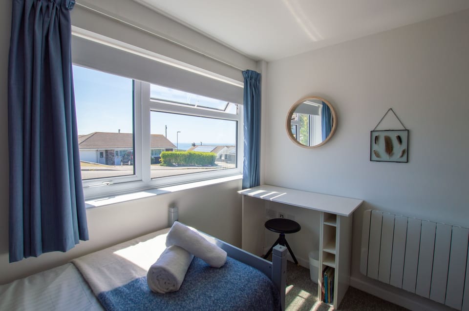 Sunfish, Porthtowan. Ground floor: Bedroom three with two single beds