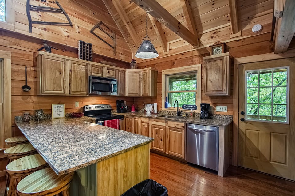 The open fully equipped modern kitchen, even a dishwasher!