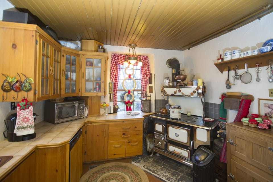 Fully equipped kitchen with an old fashion décor