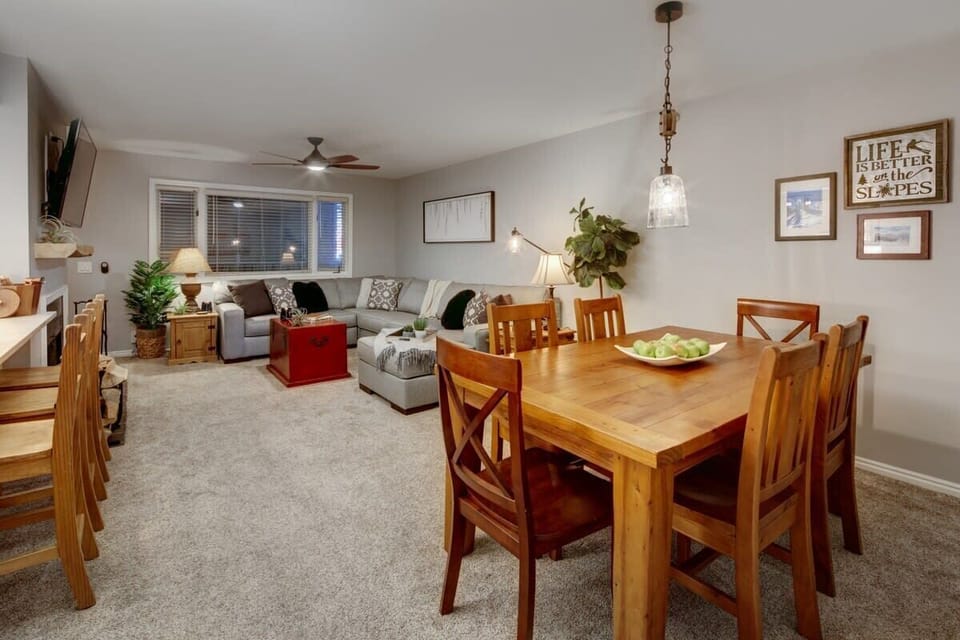 Dining area with seating for 6