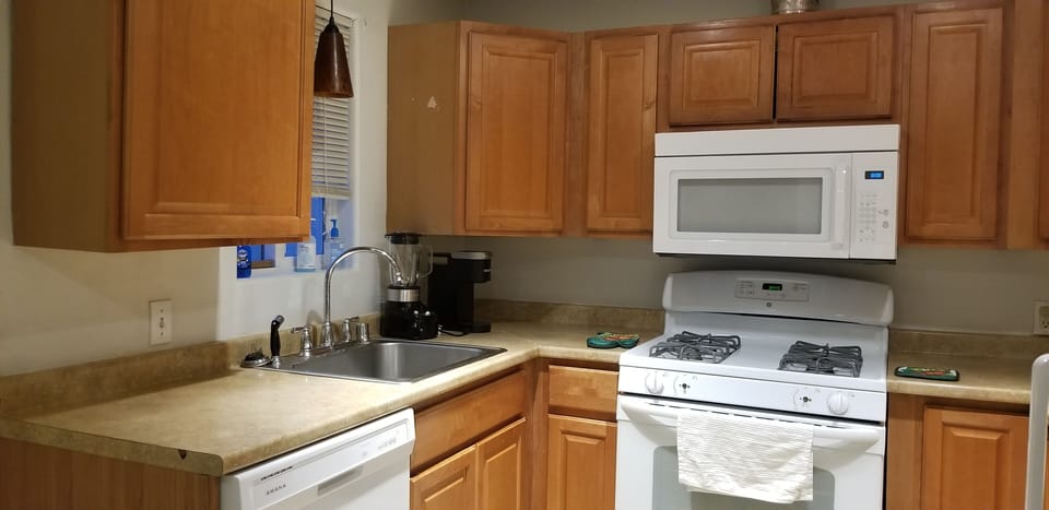 Full kitchen with dishwasher 