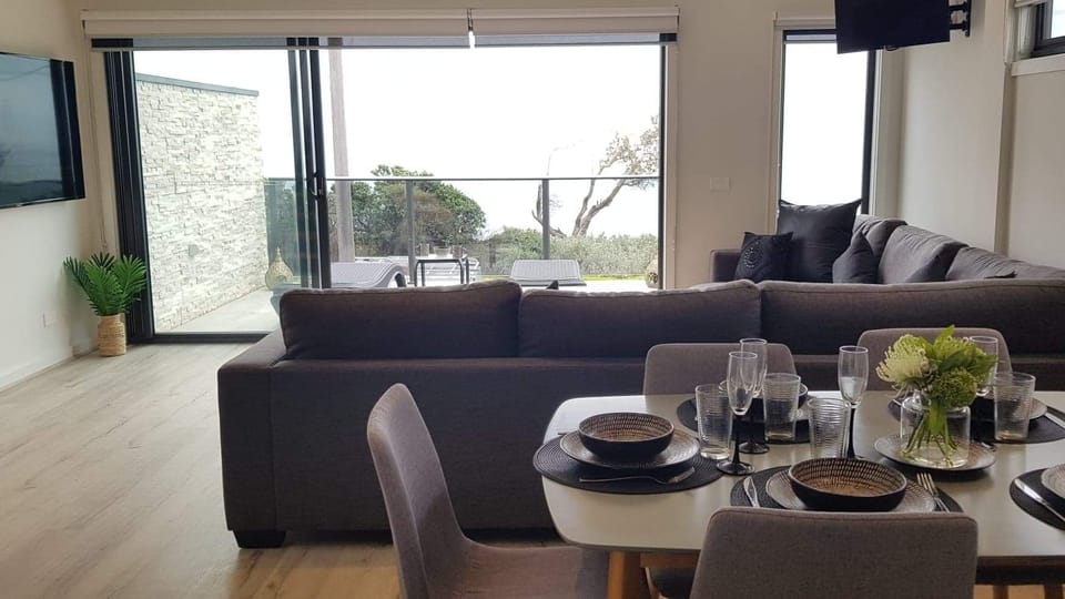 Upstairs Dining Lounge overlooking balcony

Reverse cycle heating & cooling