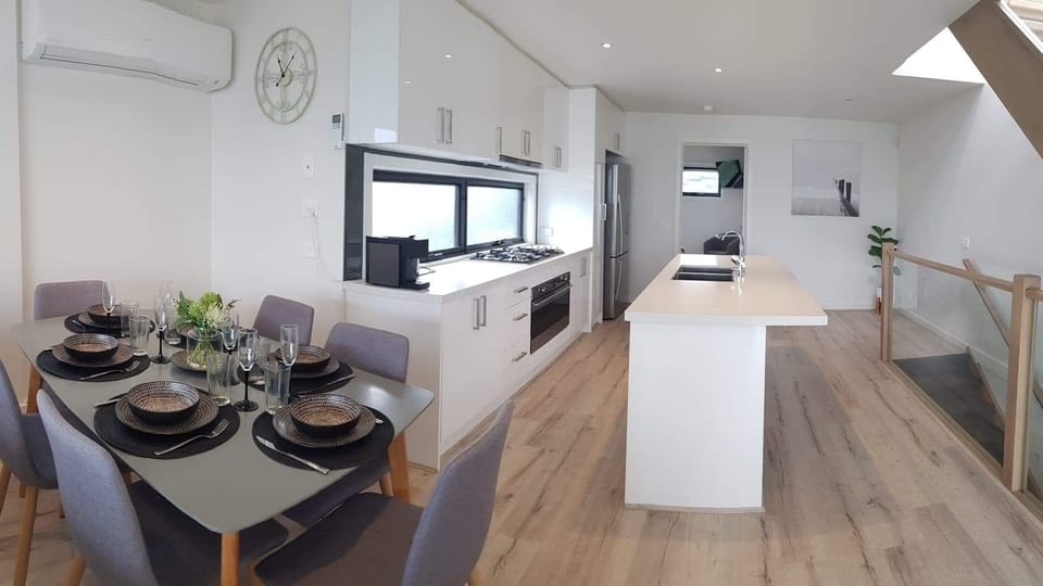 Upstairs Area
Dining and Kitchen
Reverse cycle heating & cooling 