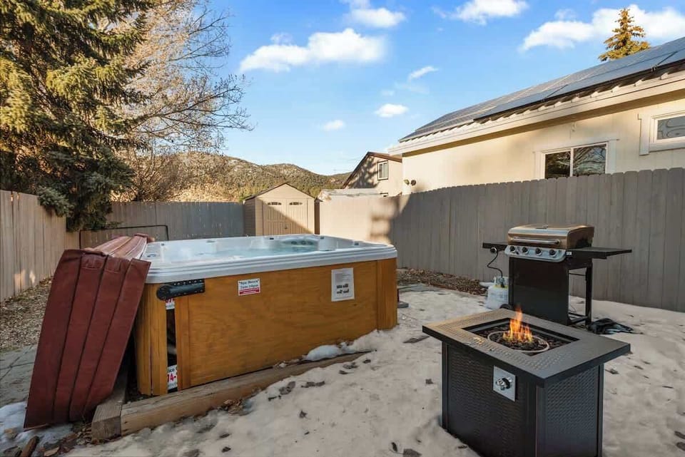 Propane tanks are swapped once a week. Please check levels before grilling or starting fire. We will reimburse any tank swaps with a pic of receipt. 
