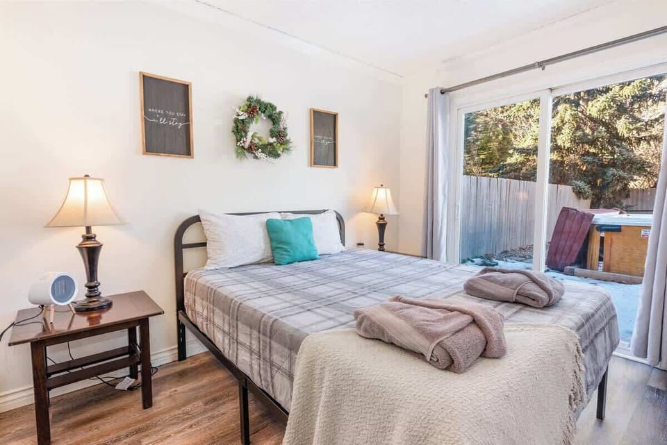 Bedroom 1- queen bed, access to back yard and spa.