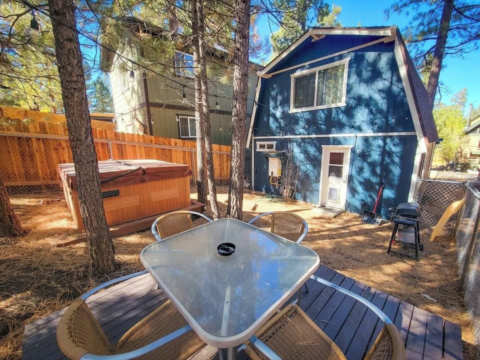 Fully fenced back yard with propane grill, seating for 4, and 5 person spa