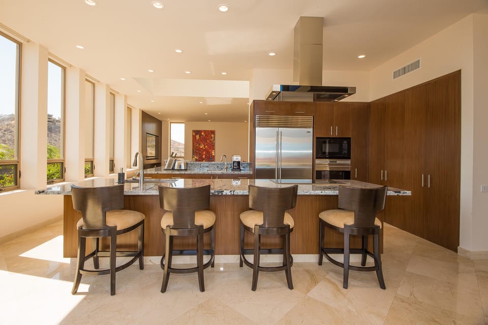 Fully equipped kitchen with bar stools