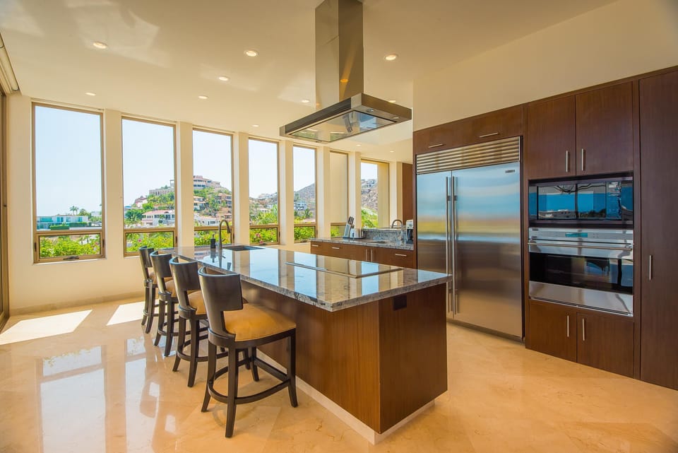 Fully equipped kitchen with bar stools