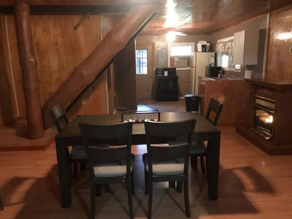 Dining area (view 1)