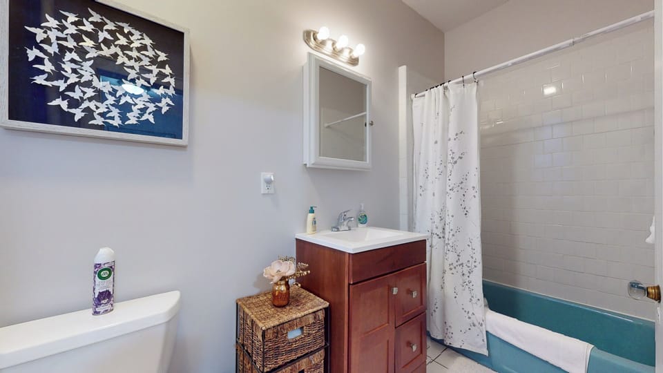 Bathroom Full tub and shower