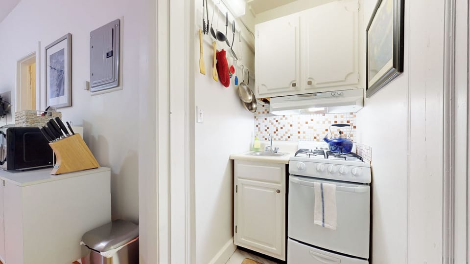 Kitchen space, Gas range