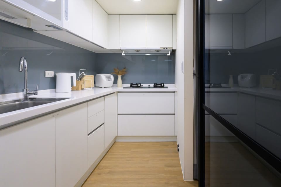 Fully Equipped Kitchen w/ Cooking & Dining Essentials
