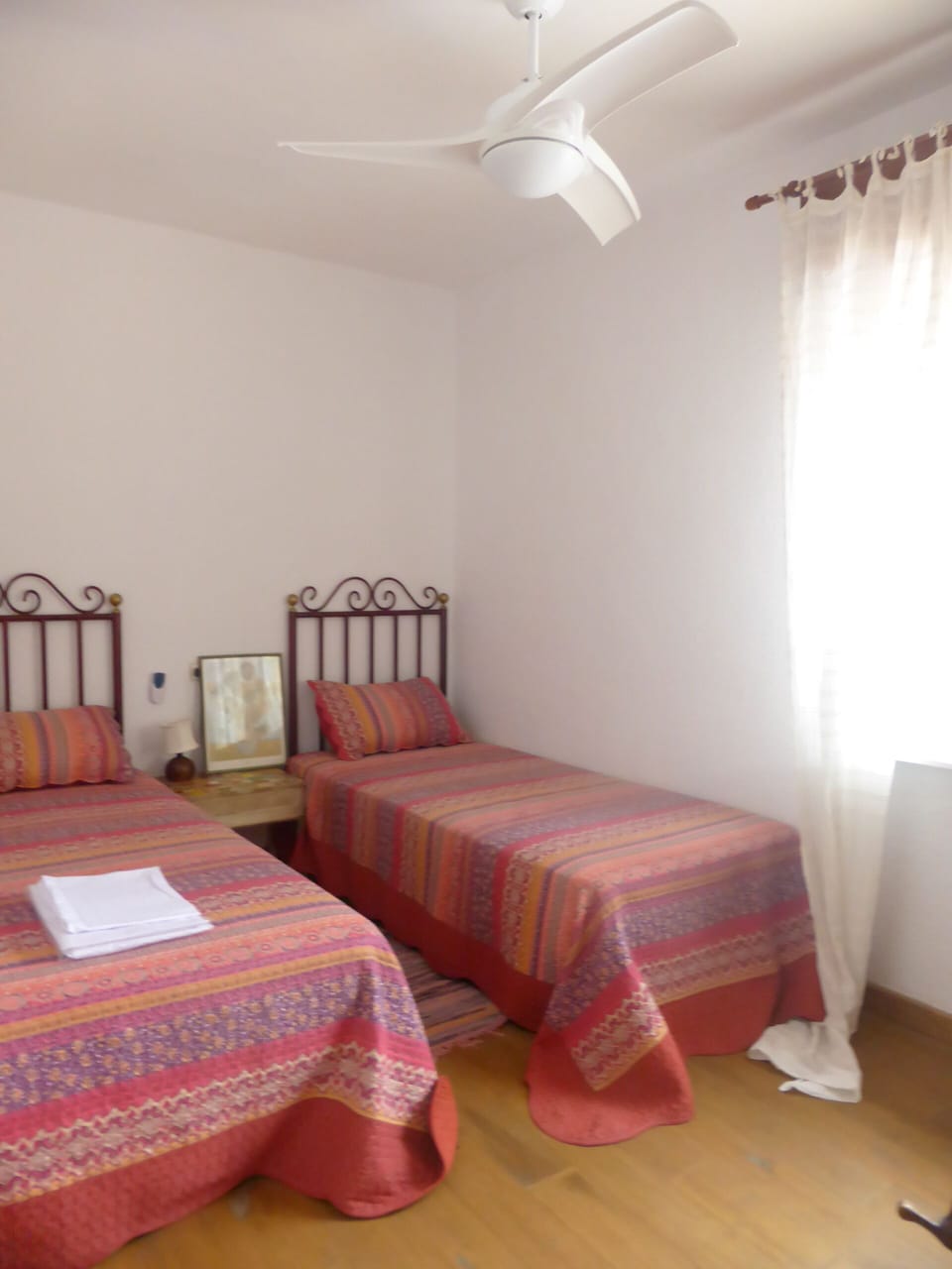 Twin Bedroom with Ceiling Fan 
