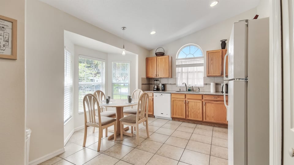 Kitchen and Breakfast Area