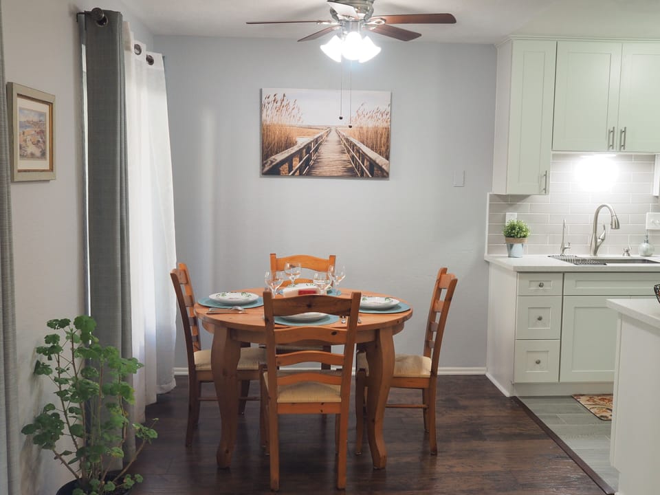 dining table with expandable leaf