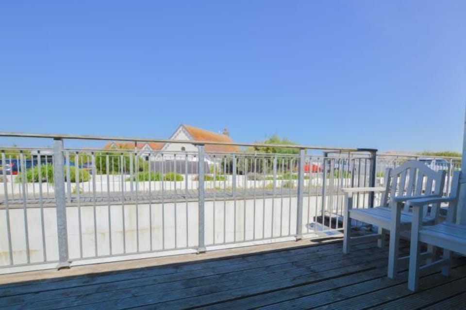 Headland Beaches, Newquay. Seating area to the front of the property
