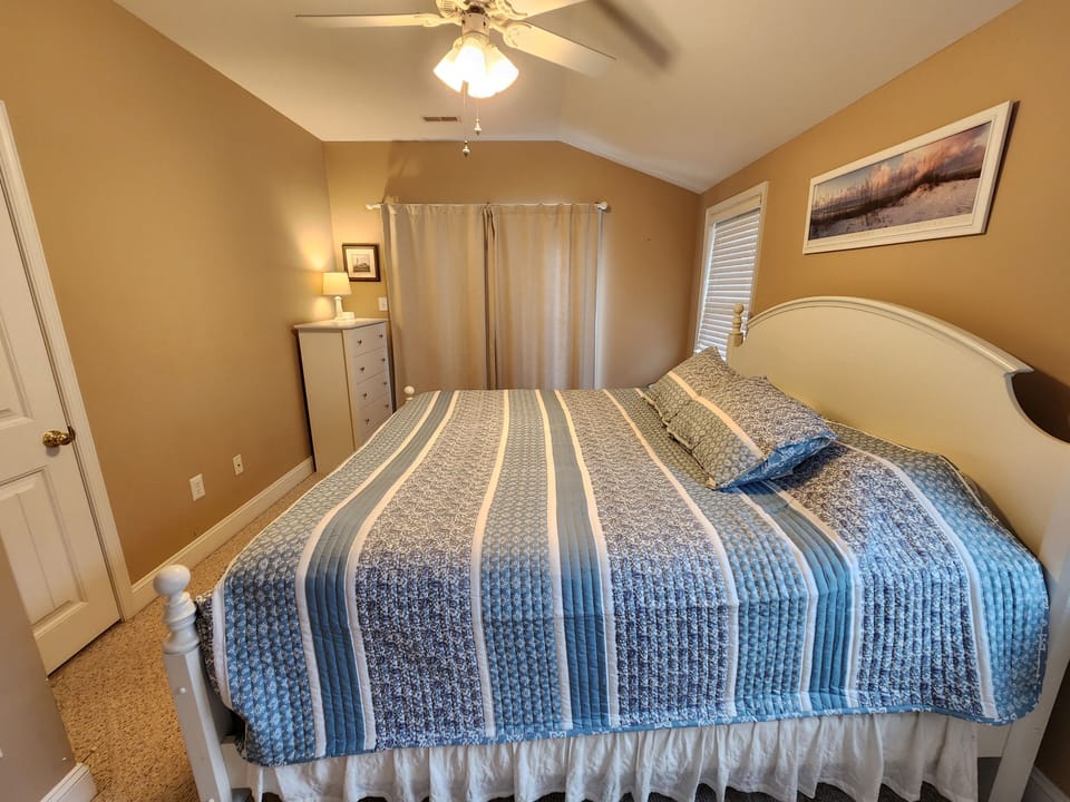 3rd floor- King bed, Ensuite Access, Private Deck