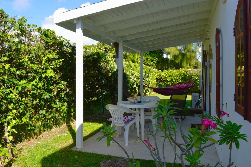 Two Palms Apartment - Garden & Patio