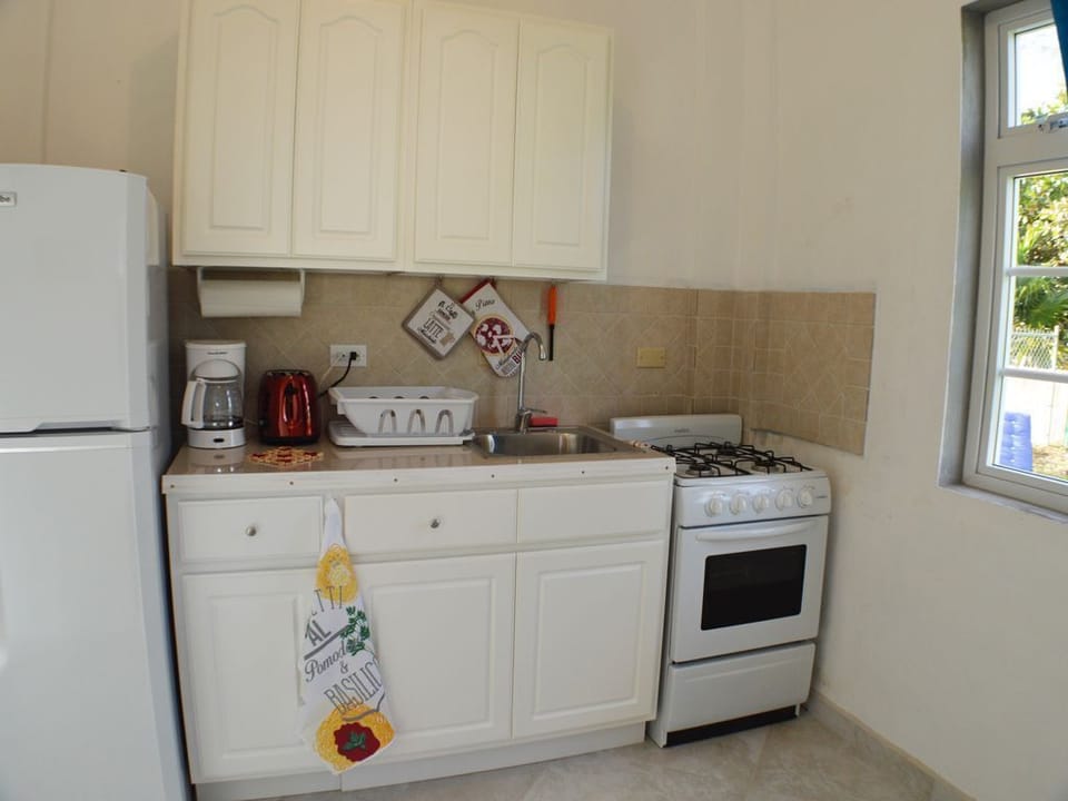 Two Palms Apartment - Kitchen
