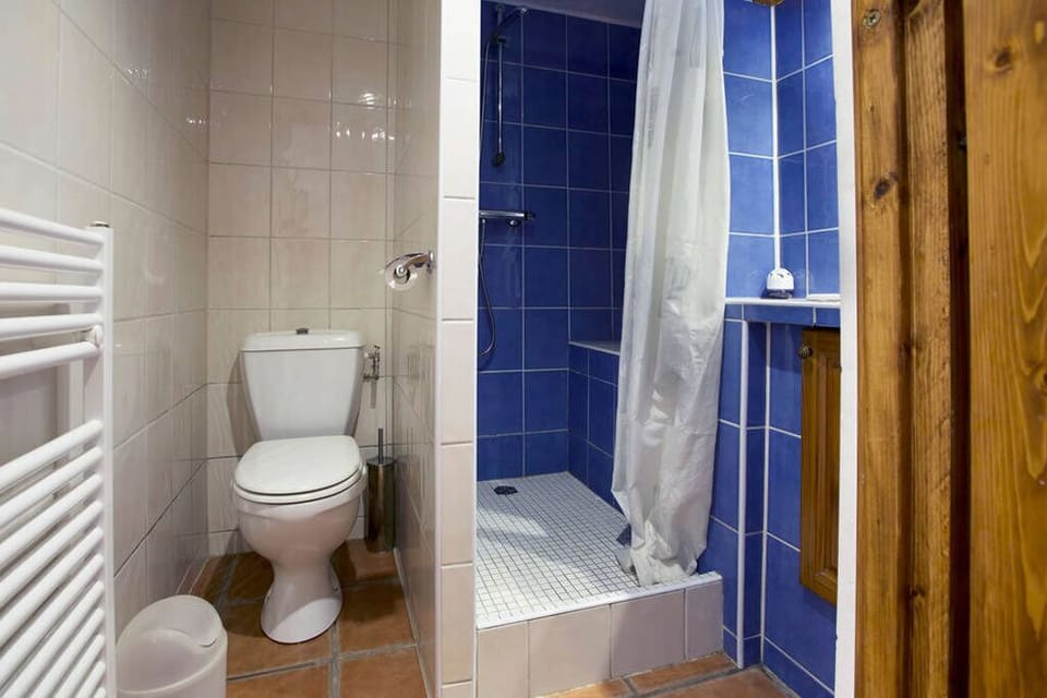 Le Pommier bathroom