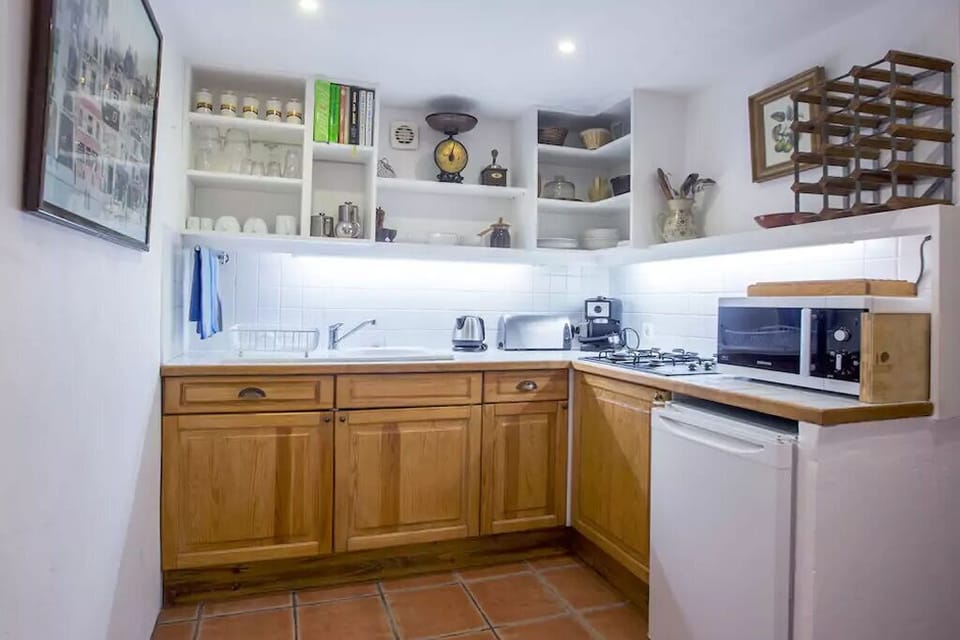 Kitchen with gas hob, grill, microwave, toaster, coffee machines, fridge ...
