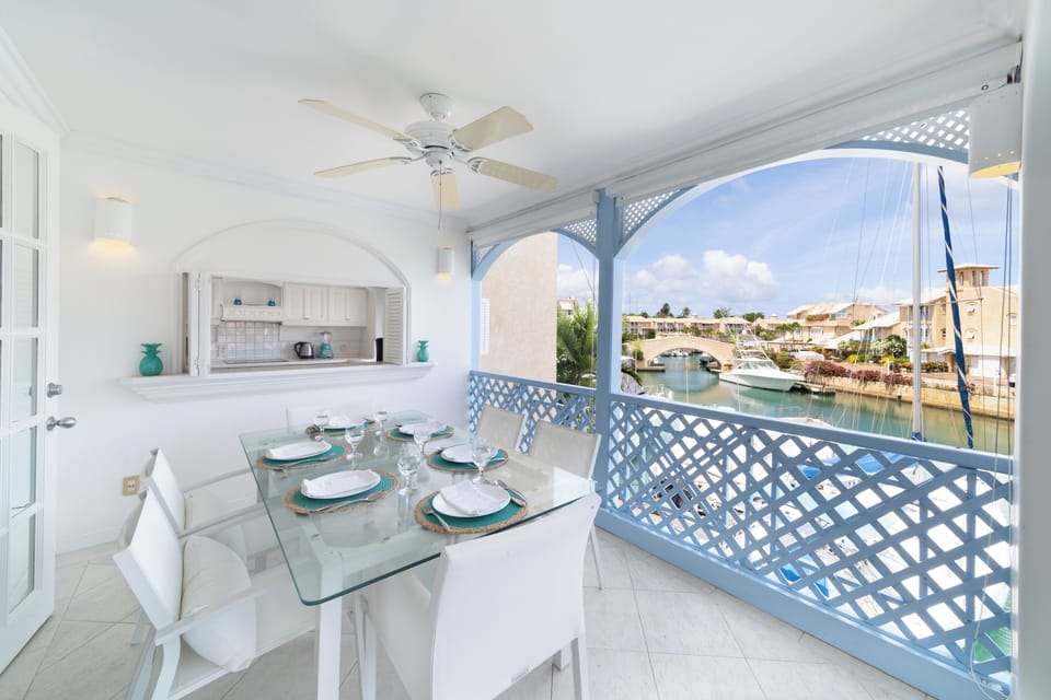 Al fresco dining on balcony