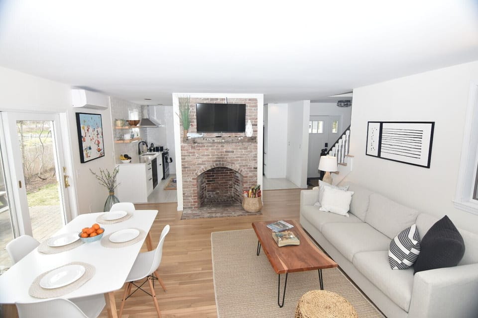 Light and bright open floor living area 
