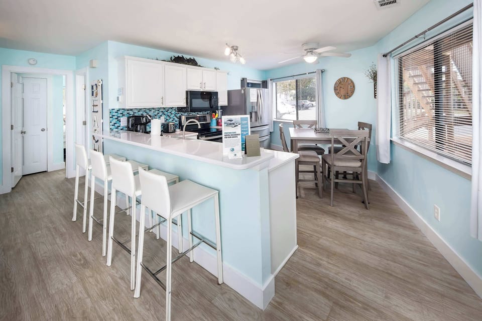 Kitchen with breakfast bar