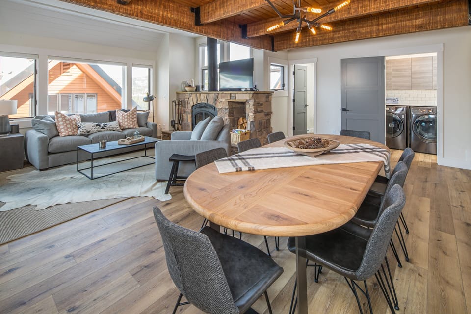 Open Floorplan with Comfortable Seating for 10+